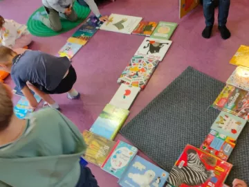 Cette semaine c'était la #rentrée des classes à la #médiathèque . Nous avons redécouvert le lieu ensemble, fait un #domino de livres et bien évidemment, nous...